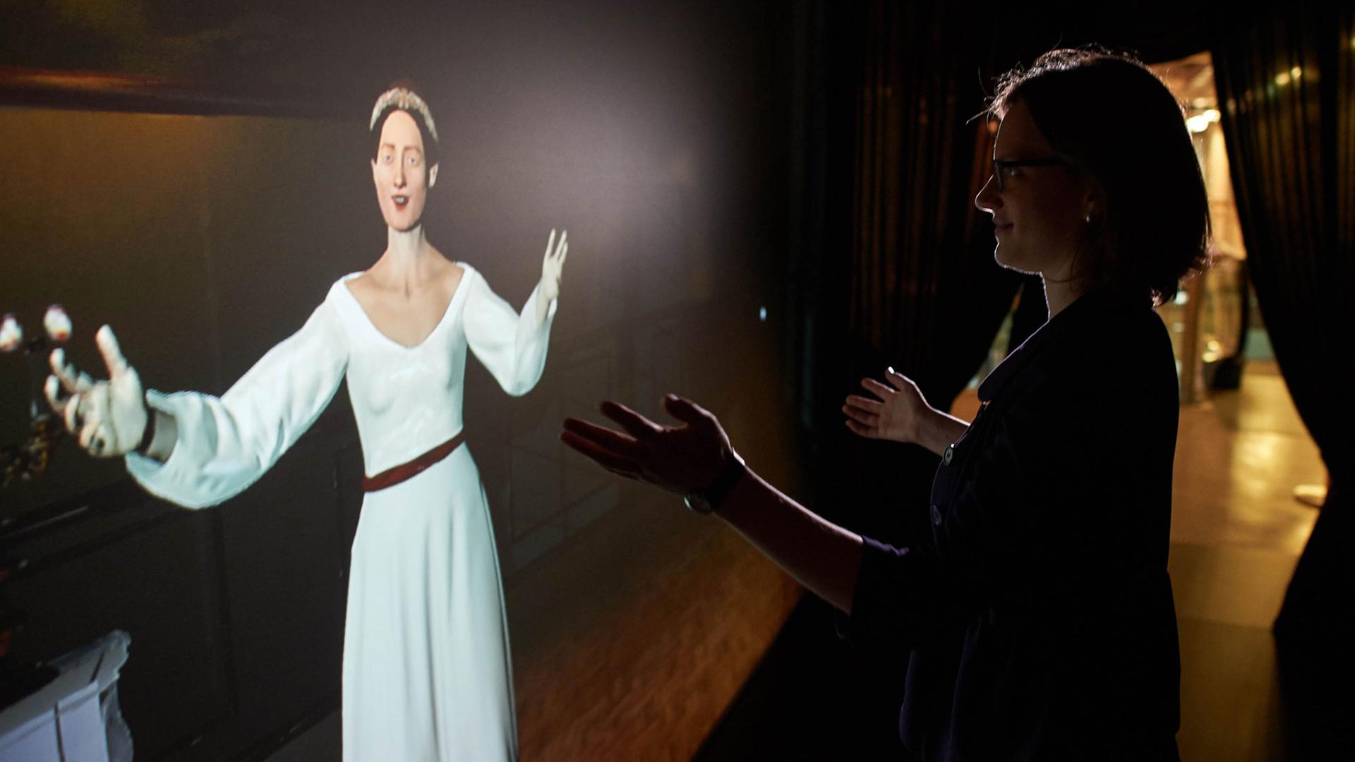 Eine Mitarbeiterin posiert am 31.08.2015 im Heinz Nixdorf MuseumsForum (HNF) in Paderborn mit einer computeranimierten Projektion der Ada Lovelace, der das erste Computerprogramm der Geschichte zugeschrieben wird. Das Computermuseum zeigt vom 02.09.2015 bis 10.07.2016 eine Ausstellung über Frauen in der Computergeschichte unter dem Titel "Am Anfang war Ada. Frauen in der Computergeschichte". Eine Mitarbeiterin posiert am 31.08.2015 im Heinz Nixdorf MuseumsForum (HNF) in Paderborn mit einer computeranimierten Projektion der Ada Lovelace, der das erste Computerprogramm der Geschichte zugeschrieben wird. Das Computermuseum zeigt vom 02.09.2015 bis 10.07.2016 eine Ausstellung über Frauen in der Computergeschichte unter dem Titel "Am Anfang war Ada. Frauen in der Computergeschichte".
