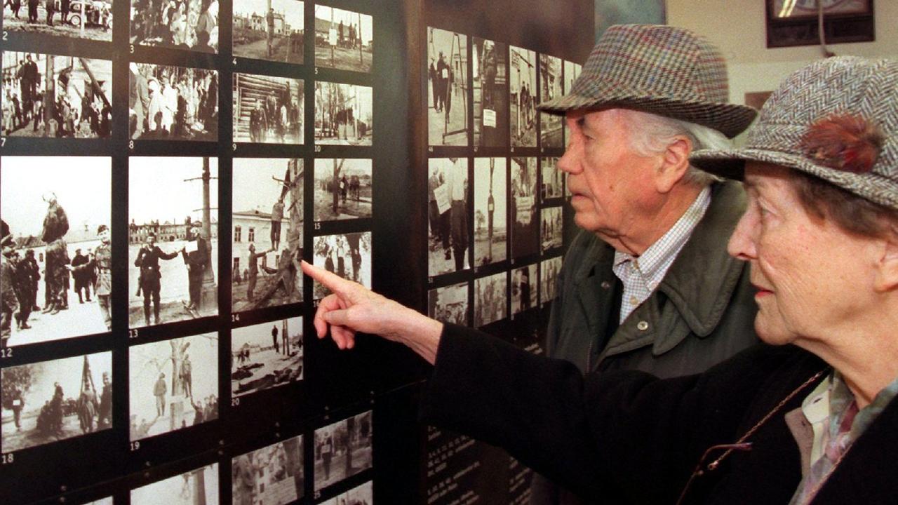 Ein Paar betrachtet am 24.2.1997 im Münchner Rathaus Bilder aus der umstrittenen Wehrmachtsausstellung "Vernichtungskrieg. Verbrechen der Wehrmacht 1941 bis 1944". Ein Paar betrachtet am 24.2.1997 im Münchner Rathaus Bilder aus der umstrittenen Wehrmachtsausstellung "Vernichtungskrieg. Verbrechen der Wehrmacht 1941 bis 1944".