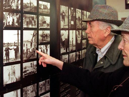 Ein Paar betrachtet am 24.2.1997 im Münchner Rathaus Bilder aus der umstrittenen Wehrmachtsausstellung "Vernichtungskrieg. Verbrechen der Wehrmacht 1941 bis 1944".