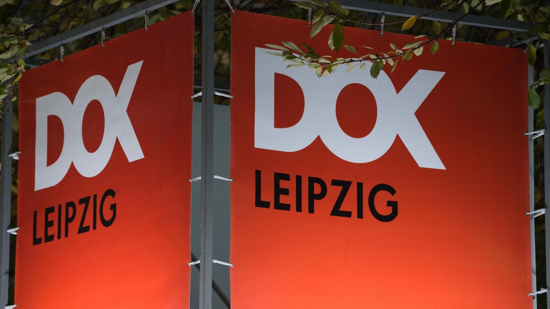 Ein Banner mit der Aufschrift "DOK Leipzig" hängt anlässlich des 61. Dokumentarfilm-Festivals DOK Leipzig in einer Fußgängerpassage.