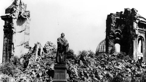 Schwarz-weiß-Fotographie von der zerstörten Frauenkirche kurz nach den Angriffen.