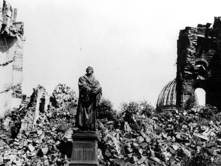 Schwarz-weiß-Fotographie von der zerstörten Frauenkirche kurz nach den Angriffen.