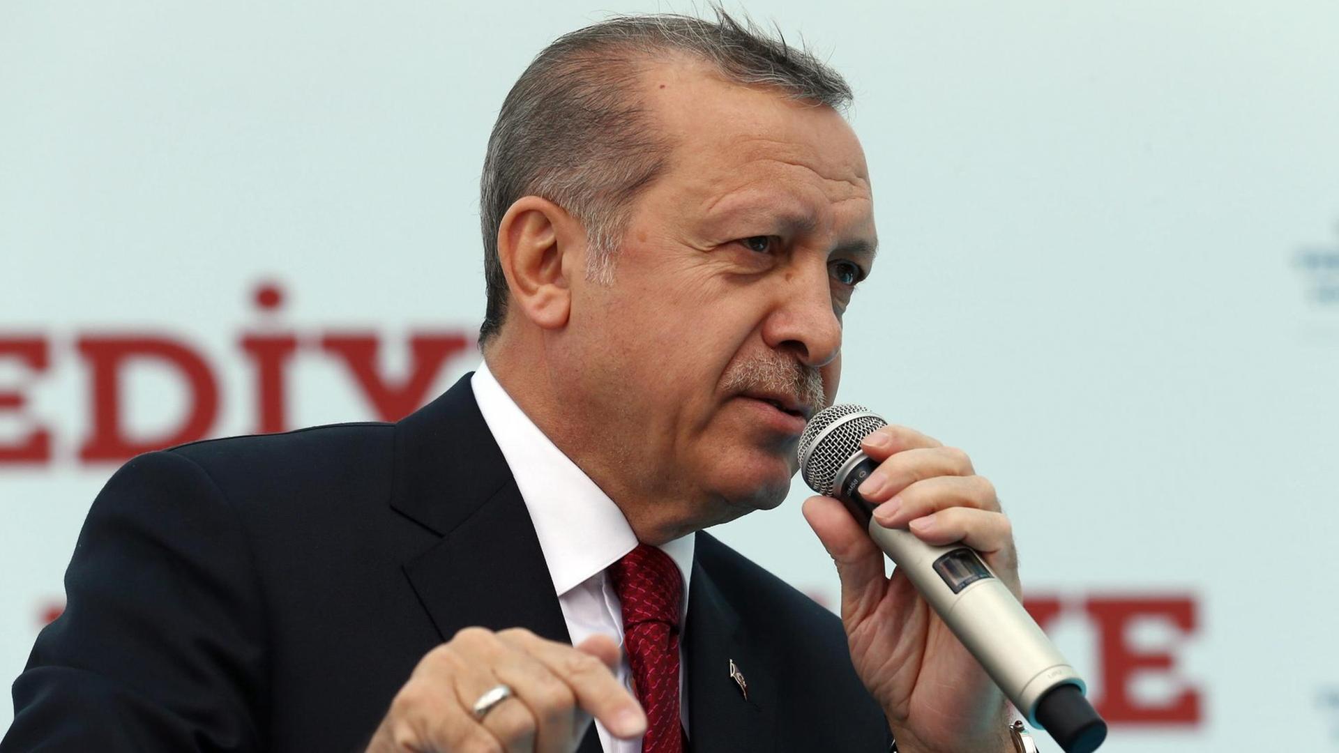Der türkische Staatspräsident Recep Erdogan bei einer Veranstaltung in Istanbul am 6. Mai 2016. Der türkische Staatspräsident Recep Erdogan bei einer Veranstaltung in Istanbul am 6. Mai 2016.