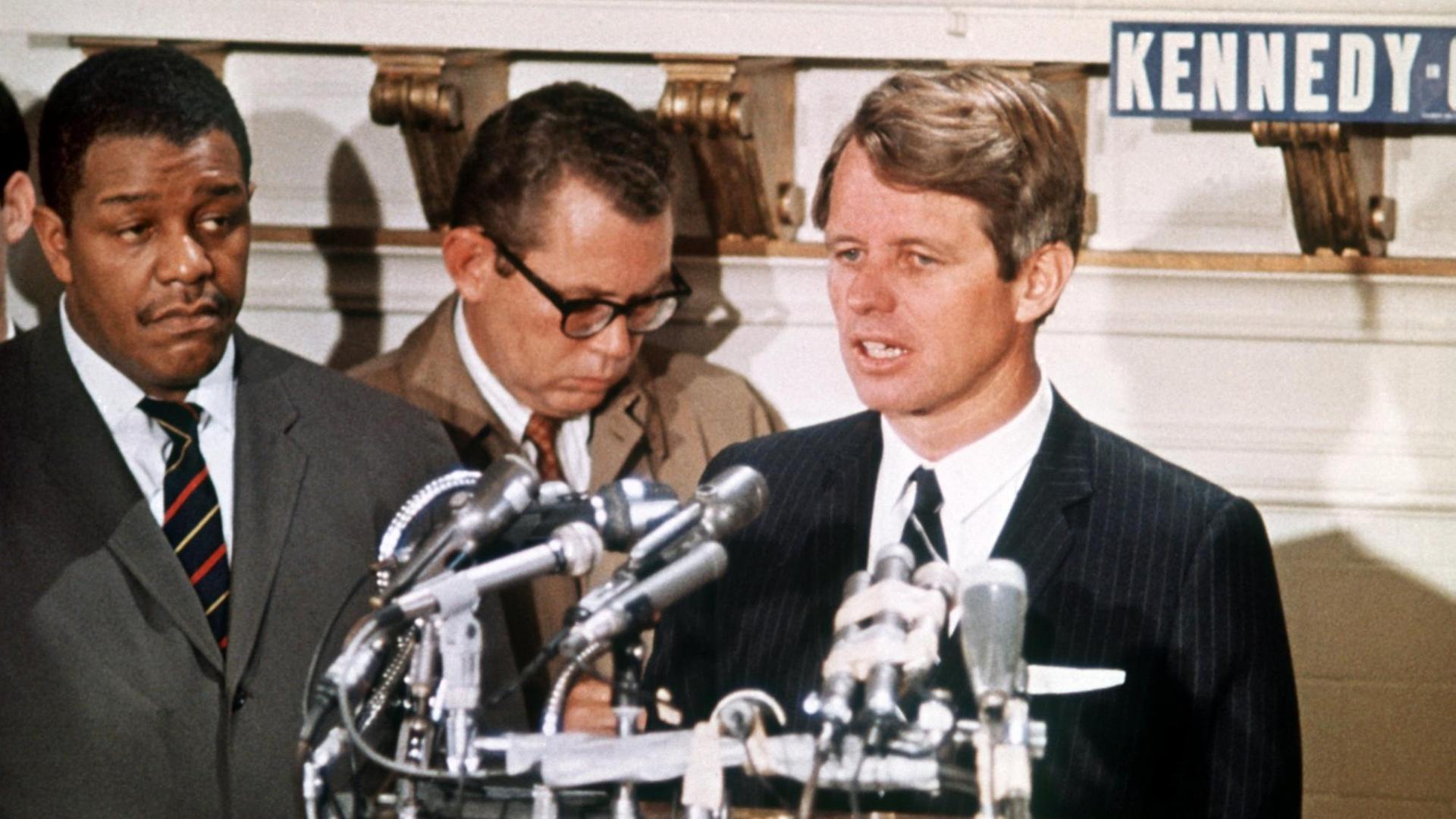 Robert F. Kennedy während einer Wahlveranstaltung im Jahr 1968. Robert F. Kennedy während einer Wahlveranstaltung im Jahr 1968.