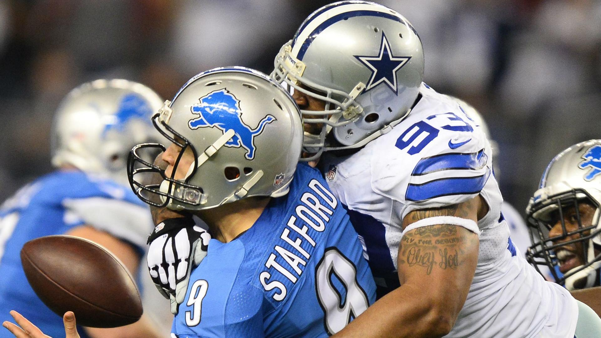 Szene aus dem American football Wildcard-Playoff-Spiel zwischen den Detroit Lions und den Dallas Cowboys. Szene aus dem American football Wildcard-Playoff-Spiel zwischen den Detroit Lions und den Dallas Cowboys.
