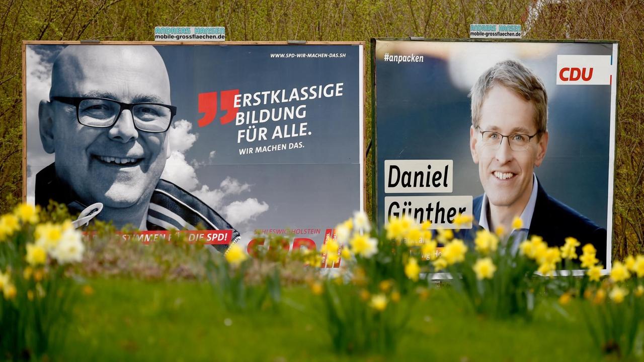 Wahlplakate für Torsten Albig (SPD,l) und Daniel Günther (CDU,r), die Spitzenkandidaten für die Landtagswahl in Schleswig-Holstein, stehen am 10.04.2017 in Boostedt (Schleswig-Holstein) am Straßenrand. Am 07.05.2017 sind die Bürger im Norden aufgerufen ihre Stimmen zur Landtagswahl abzugeben. Wahlplakate für Torsten Albig (SPD,l) und Daniel Günther (CDU,r), die Spitzenkandidaten für die Landtagswahl in Schleswig-Holstein, stehen am 10.04.2017 in Boostedt (Schleswig-Holstein) am Straßenrand. Am 07.05.2017 sind die Bürger im Norden aufgerufen ihre Stimmen zur Landtagswahl abzugeben.