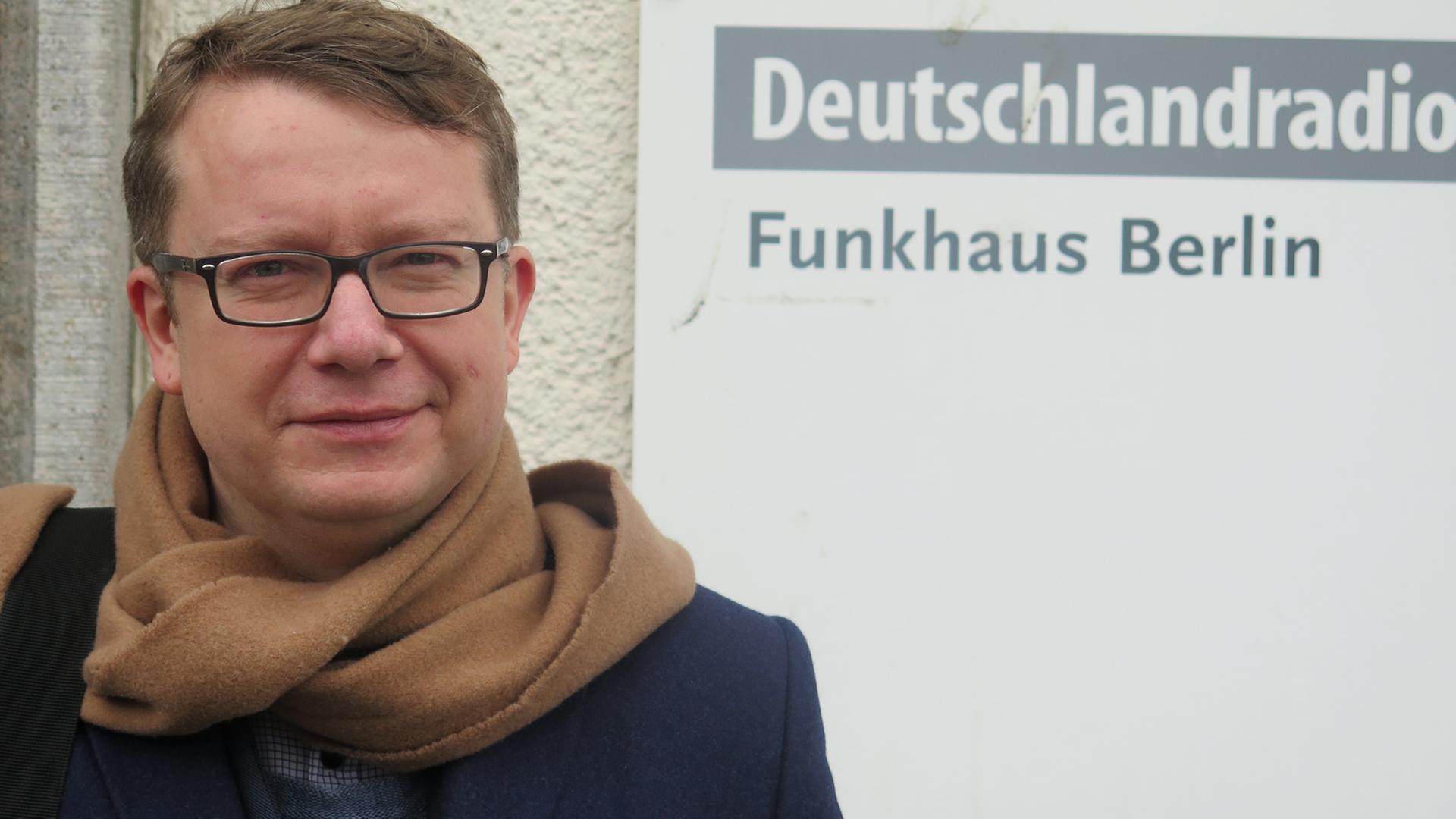 Adam Soboczynski vor dem Funkhaus von Deutschlandradio Kultur. 