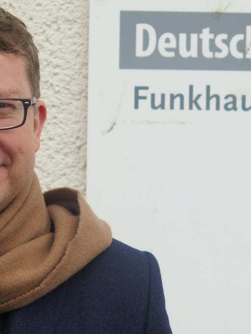 Adam Soboczynski vor dem Funkhaus von Deutschlandradio Kultur. 
