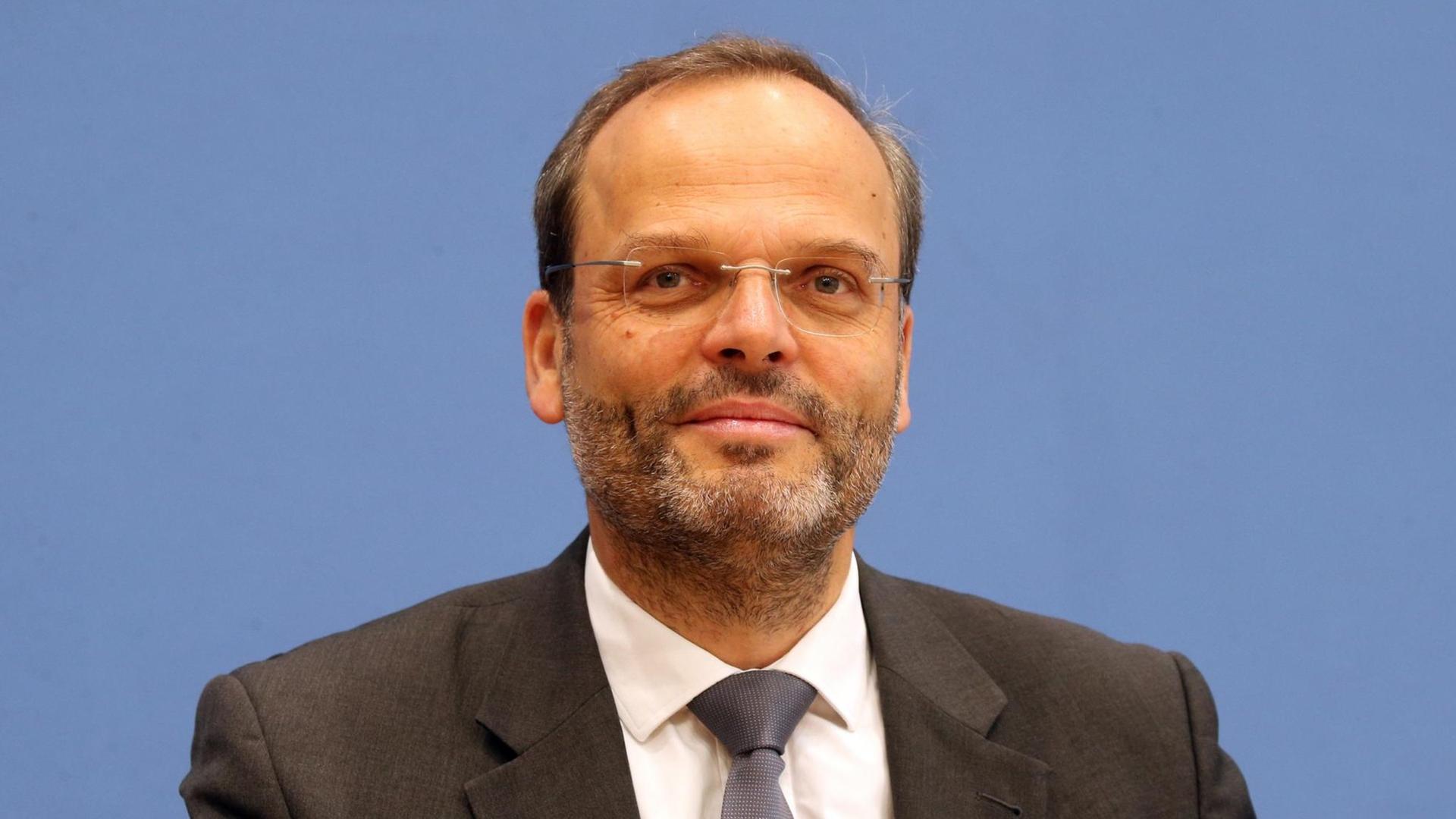 Felix Klein, Beauftragter der Bundesregierung für jüdisches Leben in Deutschland und den Kampf gegen Antisemitismus, während einer Pressekonferenz zum Thema "Entschlossenes Handeln gegen den neuen Antisemitismus in Deutschland" in Berlin Felix Klein, Beauftragter der Bundesregierung für jüdisches Leben in Deutschland und den Kampf gegen Antisemitismus, während einer Pressekonferenz zum Thema "Entschlossenes Handeln gegen den neuen Antisemitismus in Deutschland" in Berlin