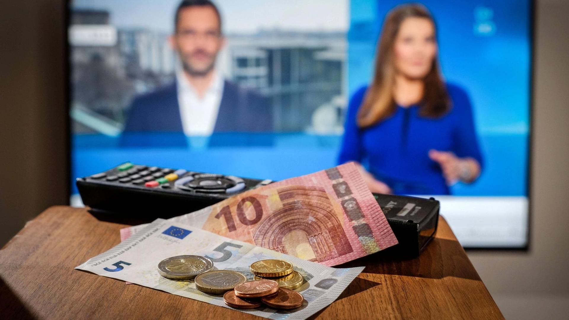 Fernbedienung und ein Geldbetrag von 18,36 Euro Fernbedienung und ein Geldbetrag von 18,36 Euro