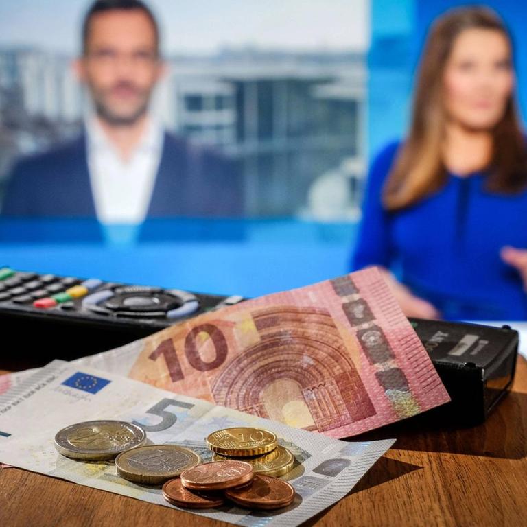 Fernbedienung und ein Geldbetrag von 18,36 Euro