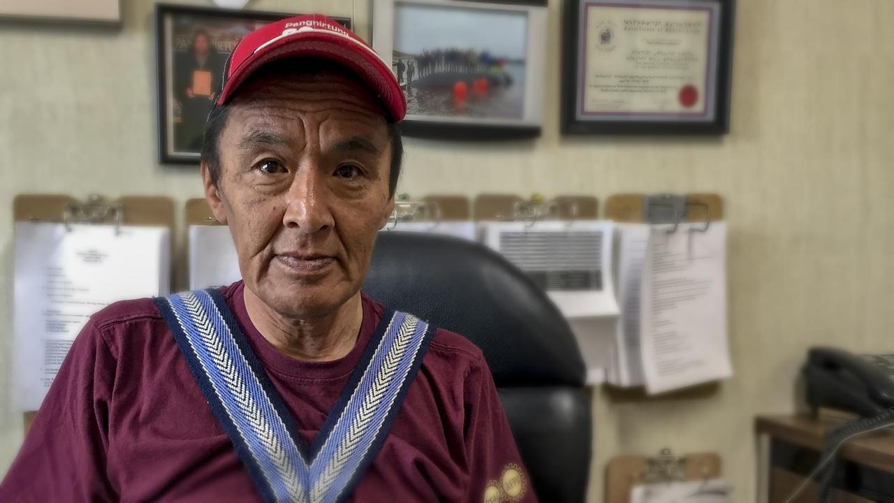 Poträt von Stevie Komoartok, Bürgermeister von Pangnirtung, in seinem Büro. Poträt von Stevie Komoartok, Bürgermeister von Pangnirtung, in seinem Büro.