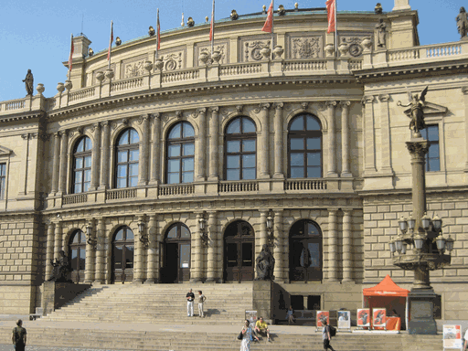Die klassizistische Fassade des Konzertsaals Rudolfinum in Prag