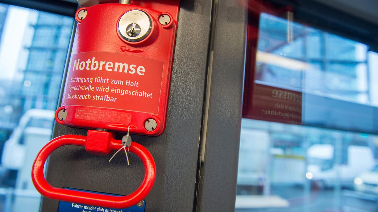 Notbremse in einer Straßenbahn der Berliner Verkehrsbetriebe Notbremse in einer Straßenbahn der Berliner Verkehrsbetriebe