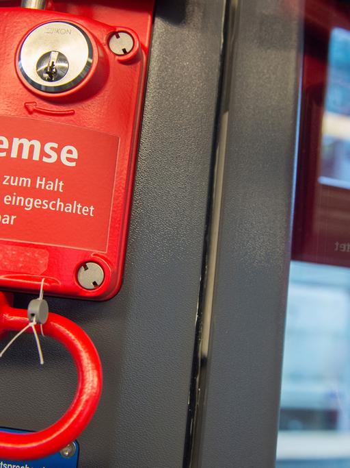 Notbremse in einer Straßenbahn der Berliner Verkehrsbetriebe