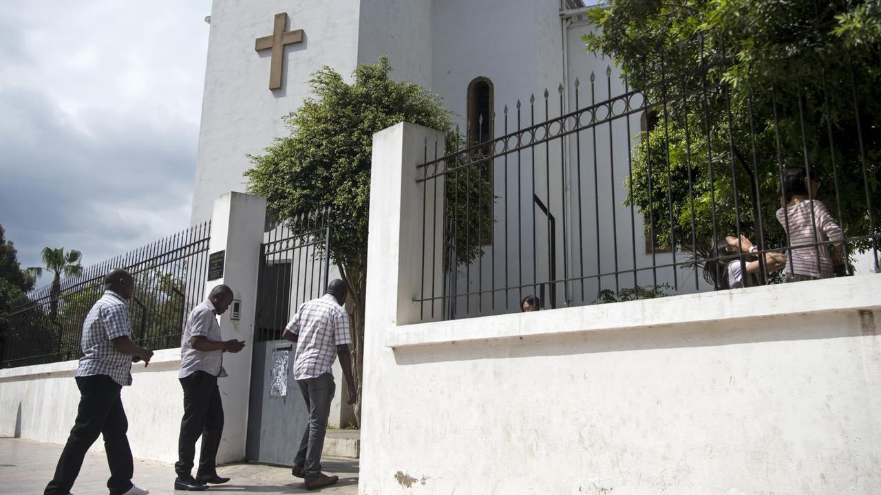 Marokkanische Christen auf dem Weg zu einem Gottesdienst in einer protestantischen Kirche in Rabat, Marokko. Marokkanische Christen auf dem Weg zu einem Gottesdienst in einer protestantischen Kirche in Rabat, Marokko.