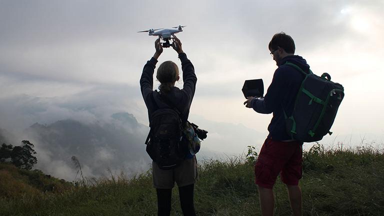 Reiseblogger Francis Markert und seine Freundin Sabrina Herrmann beim Starten einer Drohne in Thailand. Reiseblogger Francis Markert und seine Freundin Sabrina Herrmann beim Starten einer Drohne in Thailand.