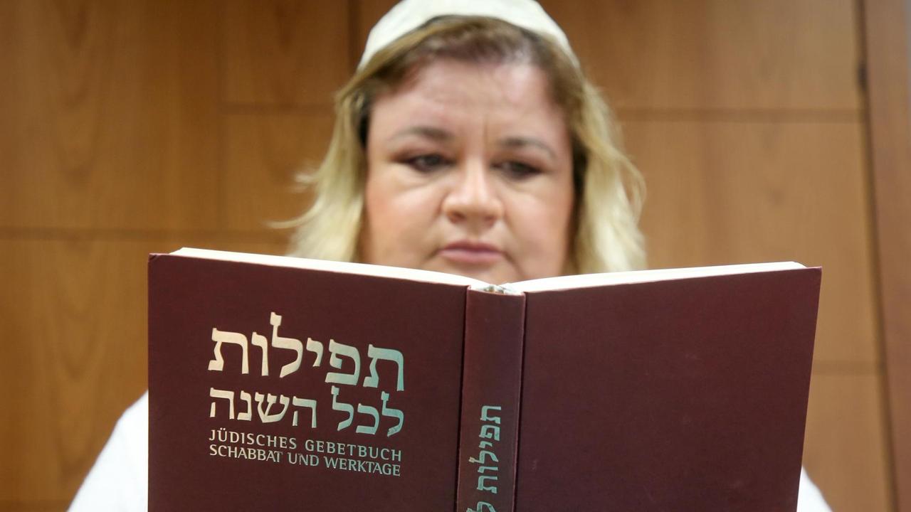 Anita Kantor hält im Abraham-Geiger-Kolleg (AGK) ein Gebetsbuch in den Händen. 