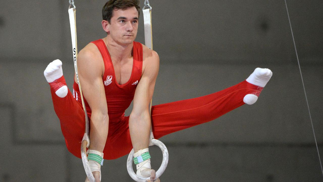 Christopher Jursch turnt während eines Wettkampfes an den Ringen. Christopher Jursch turnt während eines Wettkampfes an den Ringen.