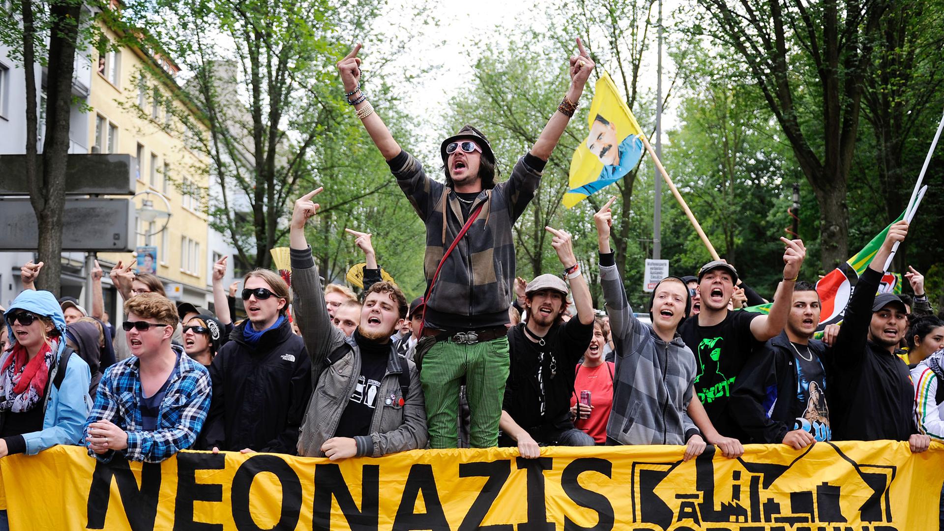 Menschen demonstrieren am 31.08.2013 gegen einen Aufmarsch von Rechtsextremen in Dortmund (Nordrhein-Westfalen). Rund 350 Rechtsextreme demonstrieren am Samstag in Dortmund. Menschen demonstrieren am 31.08.2013 gegen einen Aufmarsch von Rechtsextremen in Dortmund (Nordrhein-Westfalen). Rund 350 Rechtsextreme demonstrieren am Samstag in Dortmund.