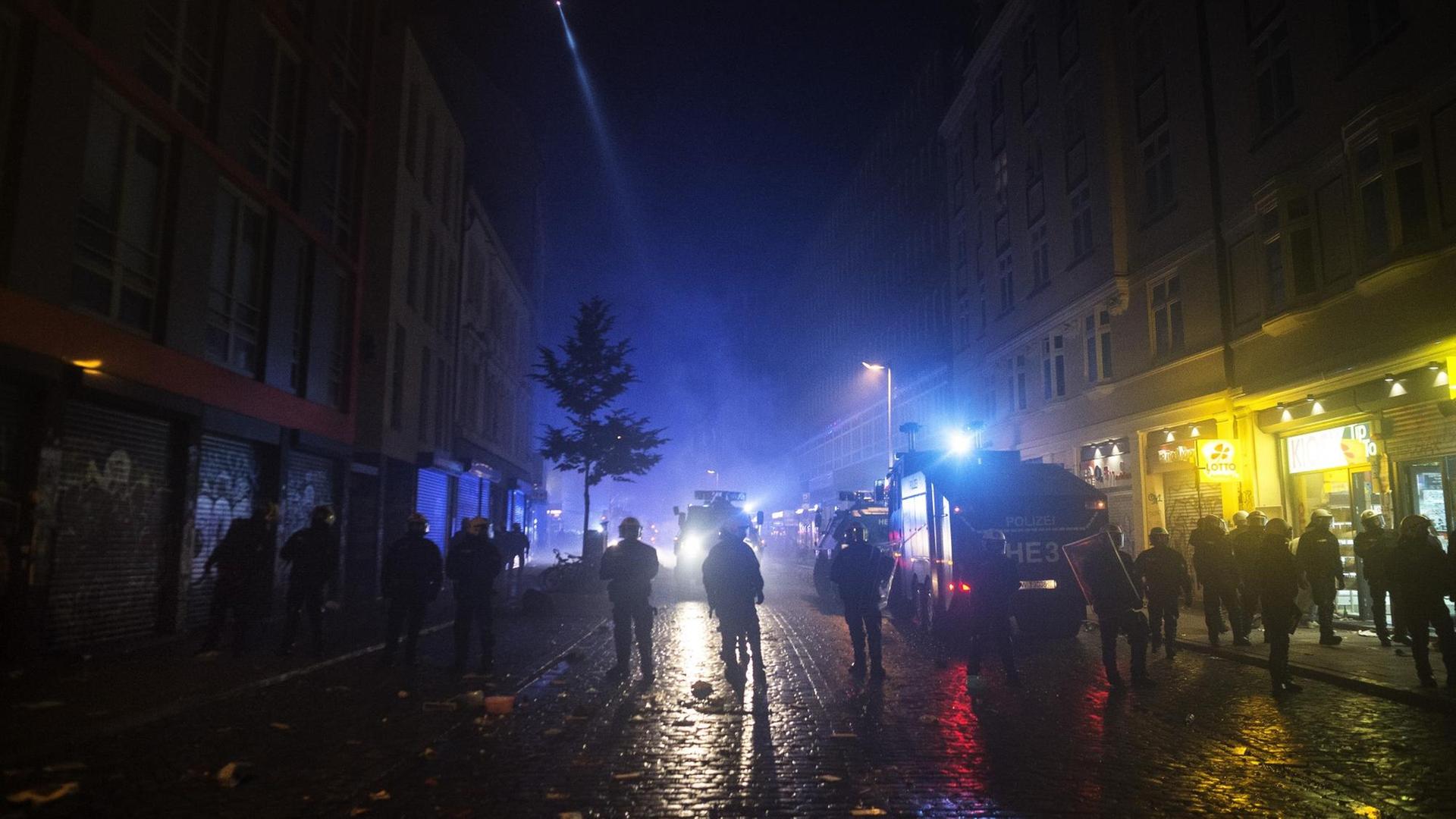 Nächtliche Proteste während des G20 Gipfels im Jahr 2017 in Hamburg. Nächtliche Proteste während des G20 Gipfels im Jahr 2017 in Hamburg.