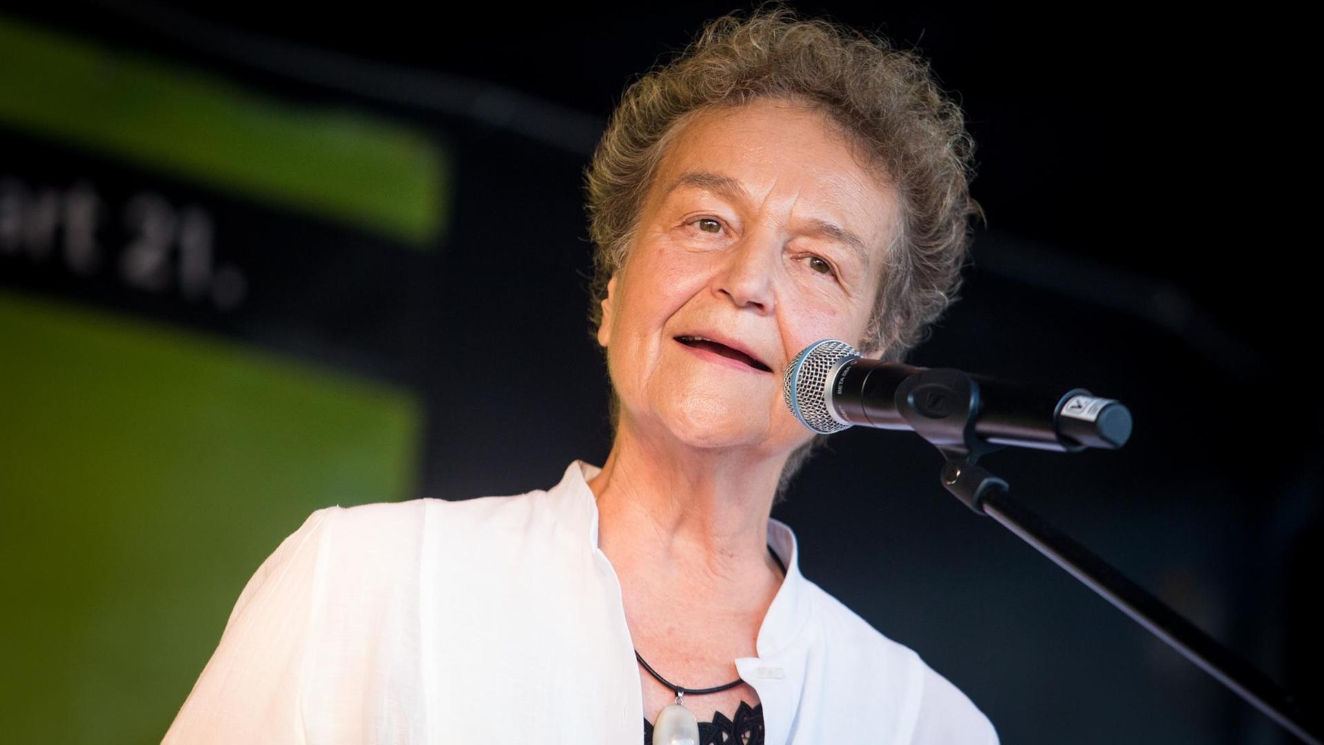 Herta Däubler-Gmelin spricht in ein Mikrofon Herta Däubler-Gmelin spricht in ein Mikrofon