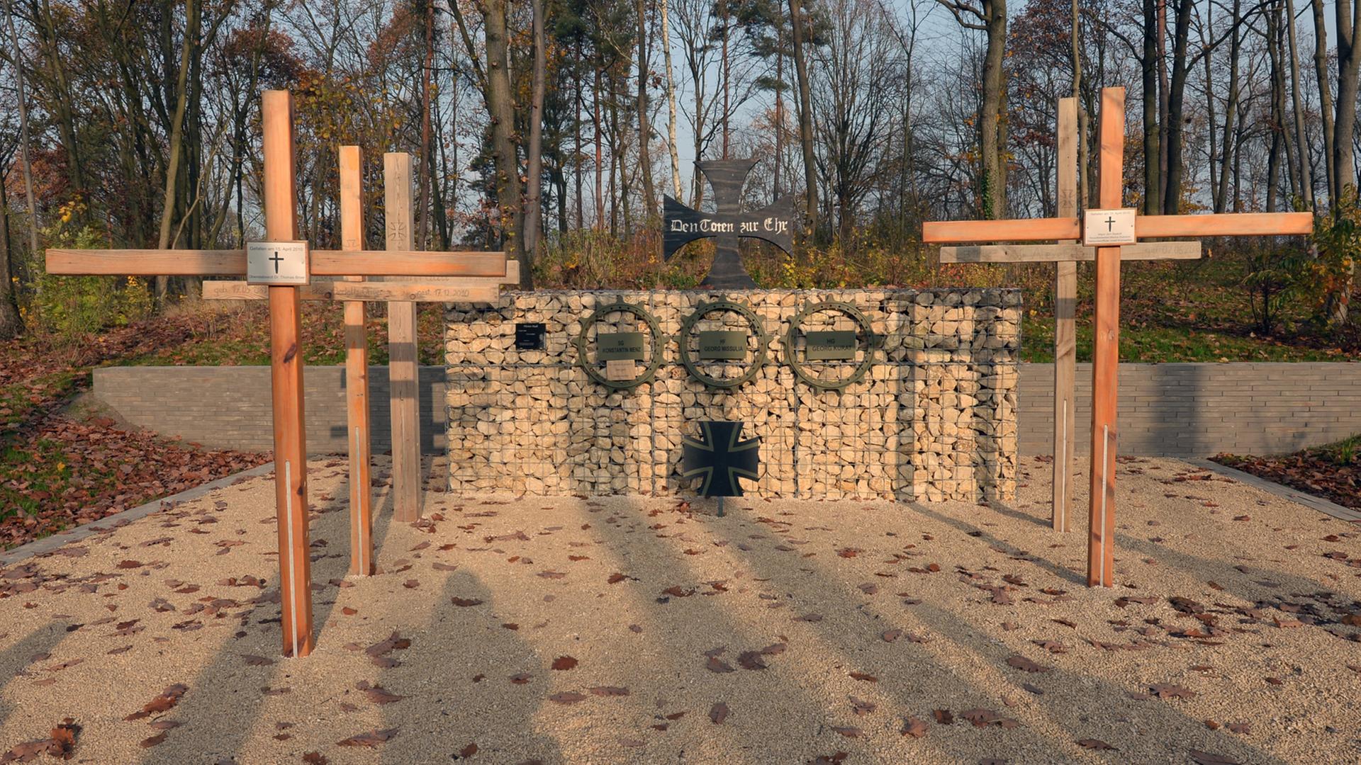 Holzkreuze stehen in einem Ehrenhain der neuen Gedenkstätte "Wald der Erinnerung" in Geltow (Brandenburg) Holzkreuze stehen in einem Ehrenhain der neuen Gedenkstätte "Wald der Erinnerung" in Geltow (Brandenburg)