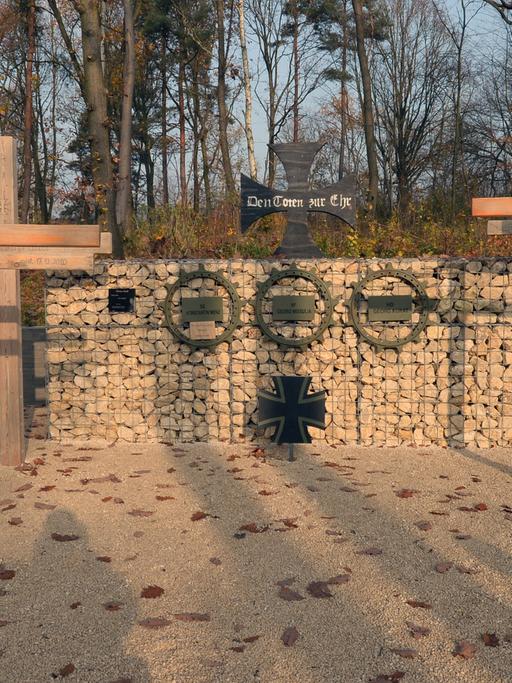Holzkreuze stehen in einem Ehrenhain der neuen Gedenkstätte "Wald der Erinnerung" in Geltow (Brandenburg)