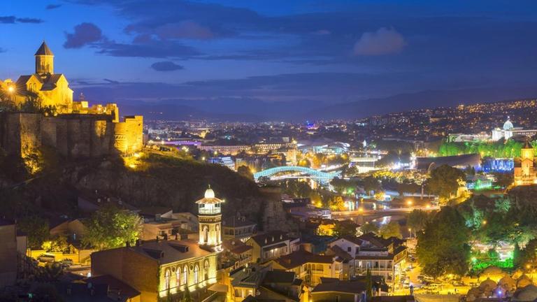 Stadtansicht in der Nacht: Tiflis, Georgien, Asien Stadtansicht in der Nacht: Tiflis, Georgien, Asien