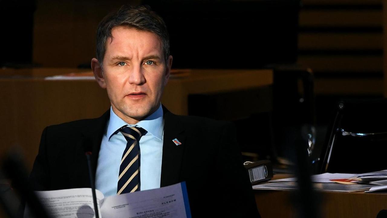 Der Thüringer AfD-Chef und Fraktionsvorsitzende, Björn Höcke, verfolgt am 26.01.2017 im Plenarsaal des Thüringer Landtages in Erfurt (Thüringen) die Debatte. Der Thüringer AfD-Chef und Fraktionsvorsitzende, Björn Höcke, verfolgt am 26.01.2017 im Plenarsaal des Thüringer Landtages in Erfurt (Thüringen) die Debatte.