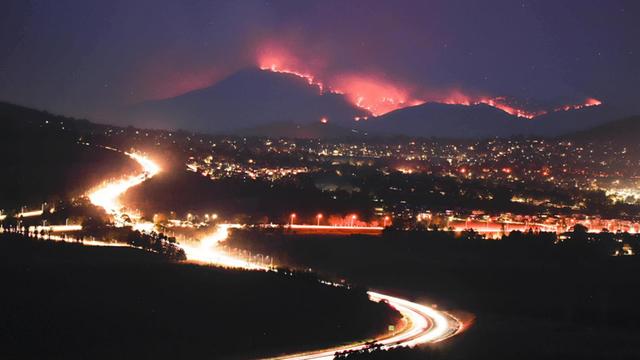 Ein Buschfeuer im Orroral Valley südlich von Canberra, Australien. Wegen eines riesigen Feuers riefen die Behörden für die Hauptstadt-Region den Notstand aus.