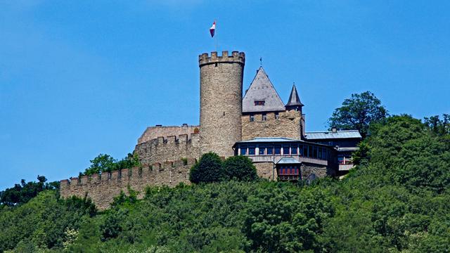 Schloss Biedenkopf, Stadt Biedenkopf, Ldkrs. Marburg-Biedenkopf, Hessen, Deutschland, Das Schloss Biedenkopf ist eine Burg in der mittelhessischen Stadt Biedenkopf und das Wahrzeichen der Stadt. Es steht auf dem 386 Meter hohen Schlossberg, einem Bergkegel oberhalb des alten Ortskerns.