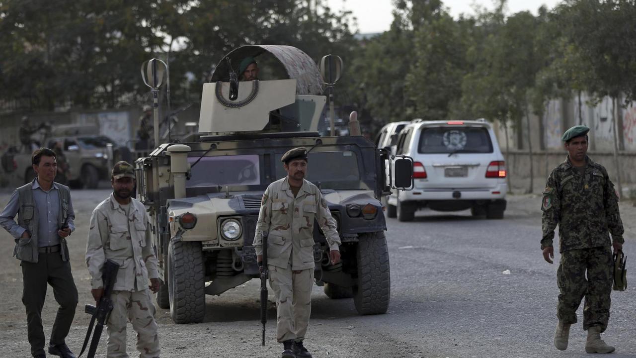 Nach einem Selbstmordanschlag in Kabul patroullieren Sicherheitskräfte in der Nähe des Ministeriums für Ländliche Entwicklung in Kabul. Nach einem Selbstmordanschlag in Kabul patroullieren Sicherheitskräfte in der Nähe des Ministeriums für Ländliche Entwicklung in Kabul.
