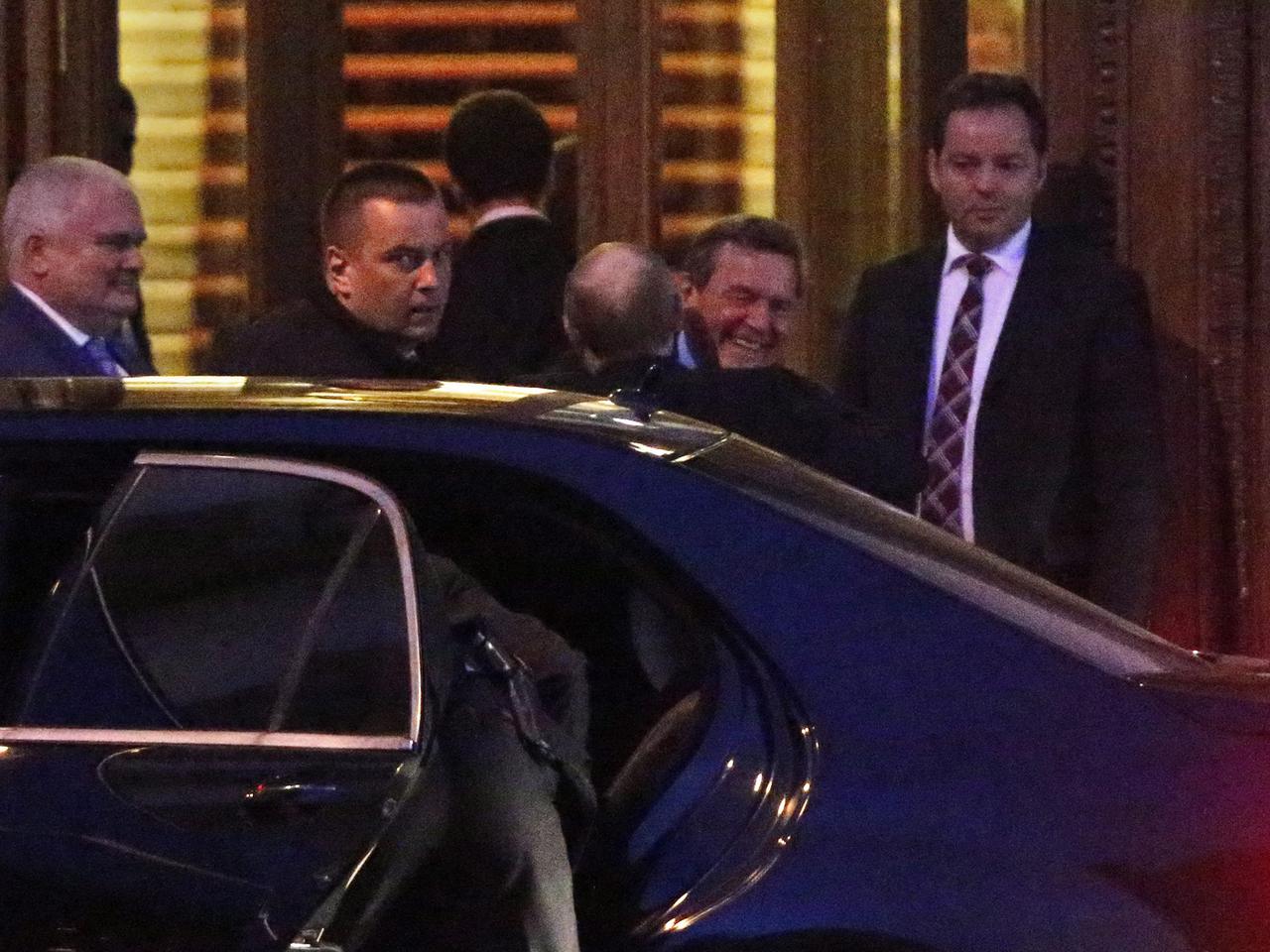 Gerhard Schröder und Wladimir Putin begrüßen sich mit einer Umarmung. Gerhard Schröder und Wladimir Putin begrüßen sich mit einer Umarmung.