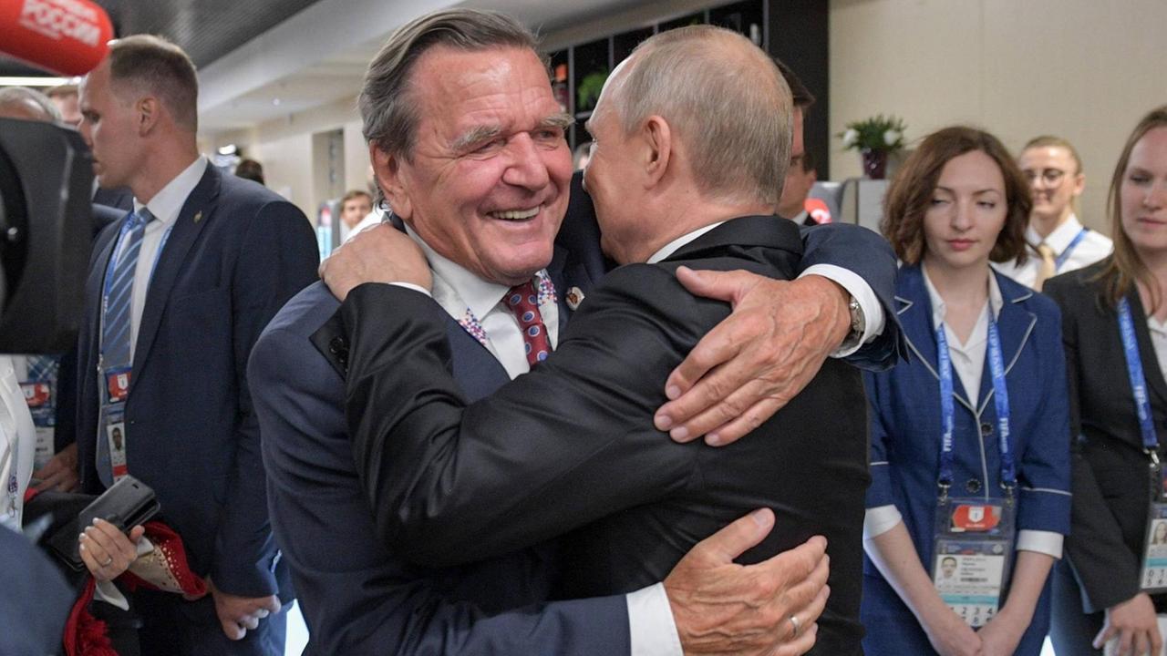 Russlands Präsident Wladimir Putin und Altkanzler Gerhard Schröder umar...</p>

                        <a href=