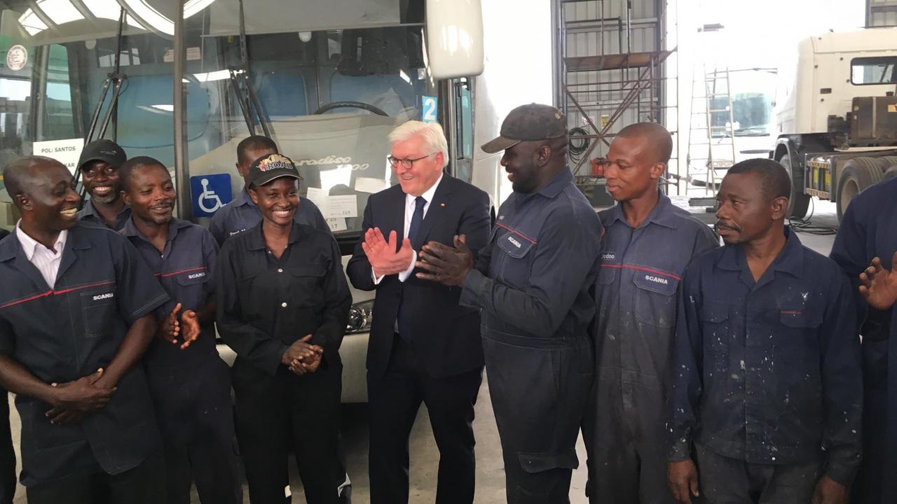 Bundespräsident Frank-Walter Steinmeier und Auszubildende in einer Werkstatt des LKW-Hersteller Scania in Accra. Bundespräsident Frank-Walter Steinmeier und Auszubildende in einer Werkstatt des LKW-Hersteller Scania in Accra.