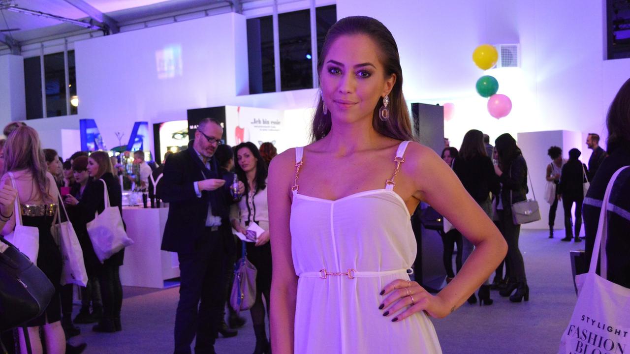 Die schwedische Bloggerin Kenza Zouiten steht in einem weißen Kleid auf der Berlin Fashion Week. Die schwedische Bloggerin Kenza Zouiten steht in einem weißen Kleid auf der Berlin Fashion Week.