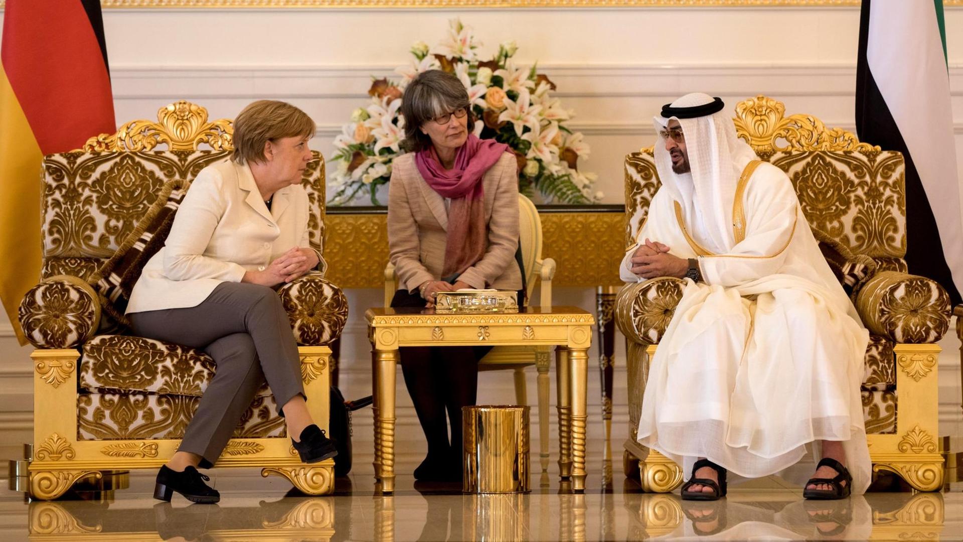 Bundeskanzlerin Angela Merkel (CDU) wird am Flughafen von Abu Dhabi von Kronprinz Mohammed bin Zayed Al Nahyan empfangen.