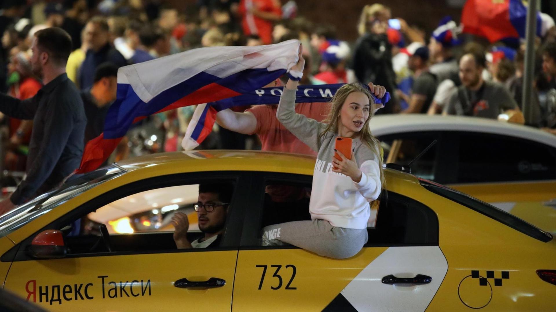 Russische Fans feierten den Erfolg ihres Teams gegen Ägypten auf Moskaus Straßen Russische Fans feierten den Erfolg ihres Teams gegen Ägypten auf Moskaus Straßen