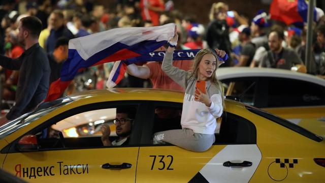 Russische Fans feierten den Erfolg ihres Teams gegen Ägypten auf Moskaus Straßen