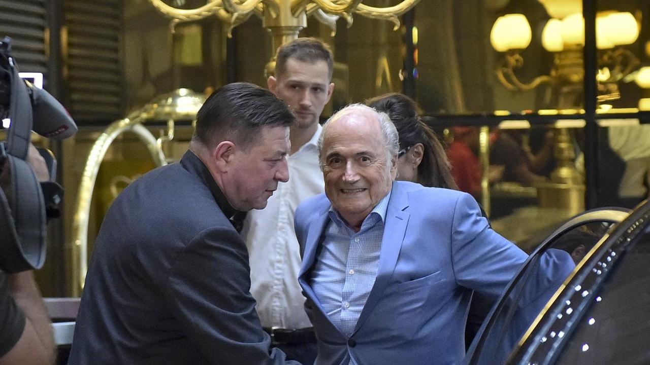Ex-FIFA-Präsident Blatter kommt in Moskau an. Auf Einladung von Präsident Putin will er sich die WM-Partie Portugal gegen Marokko ansehen Ex-FIFA-Präsident Blatter kommt in Moskau an. Auf Einladung von Präsident Putin will er sich die WM-Partie Portugal gegen Marokko ansehen