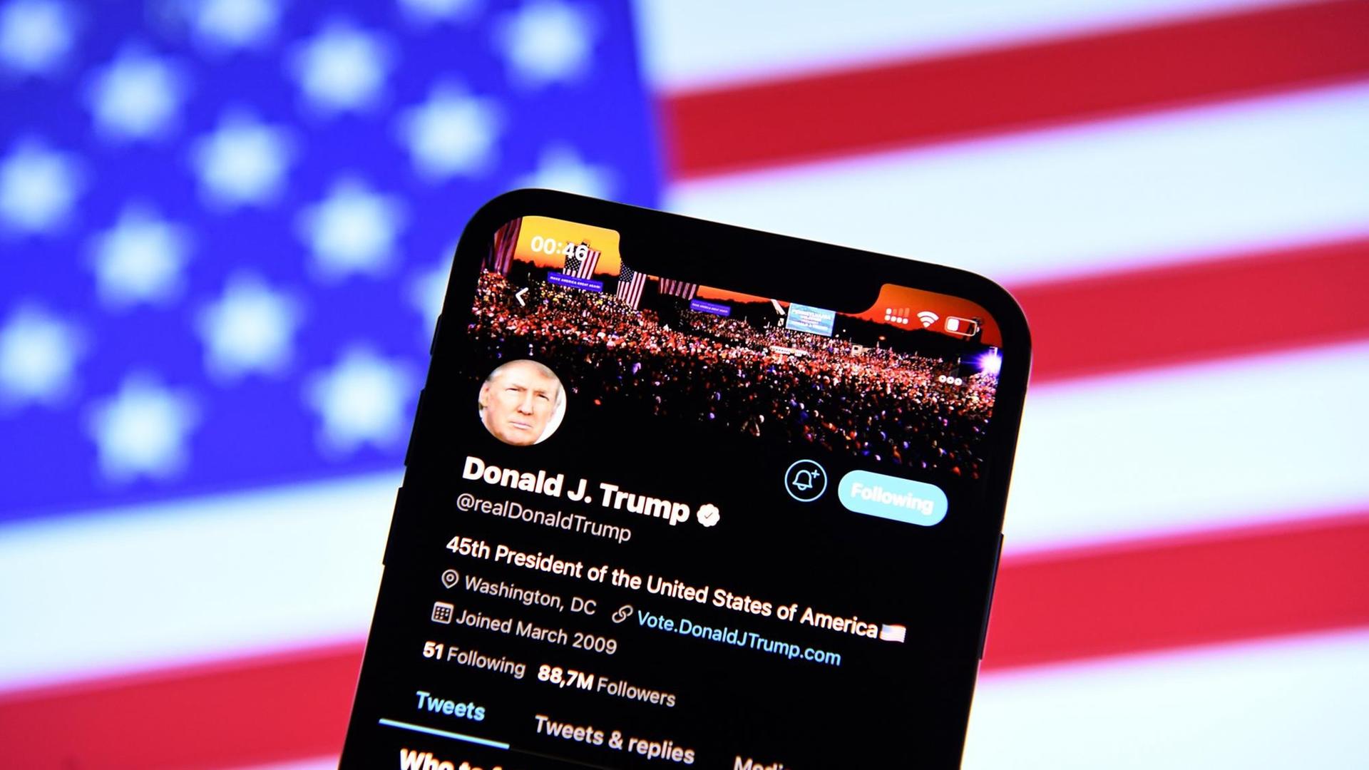 Donald Trump auf Twitter gesperrt Am 09.01.2021 wurde US-Präsident Donald Trump dauerhaft von Twitter gesperrt. Trump hatte über 88 Millionen Follower Donald Trump auf Twitter gesperrt Am 09.01.2021 wurde US-Präsident Donald Trump dauerhaft von Twitter gesperrt. Trump hatte über 88 Millionen Follower