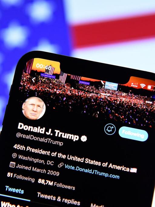 Donald Trump auf Twitter gesperrt Am 09.01.2021 wurde US-Präsident Donald Trump dauerhaft von Twitter gesperrt. Trump hatte über 88 Millionen Follower