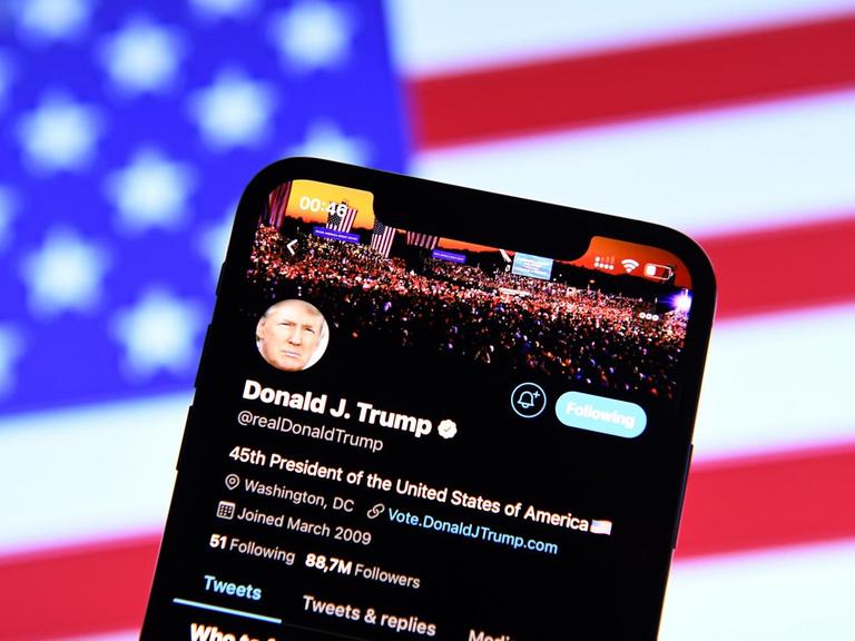 Donald Trump auf Twitter gesperrt Am 09.01.2021 wurde US-Präsident Donald Trump dauerhaft von Twitter gesperrt. Trump hatte über 88 Millionen Follower