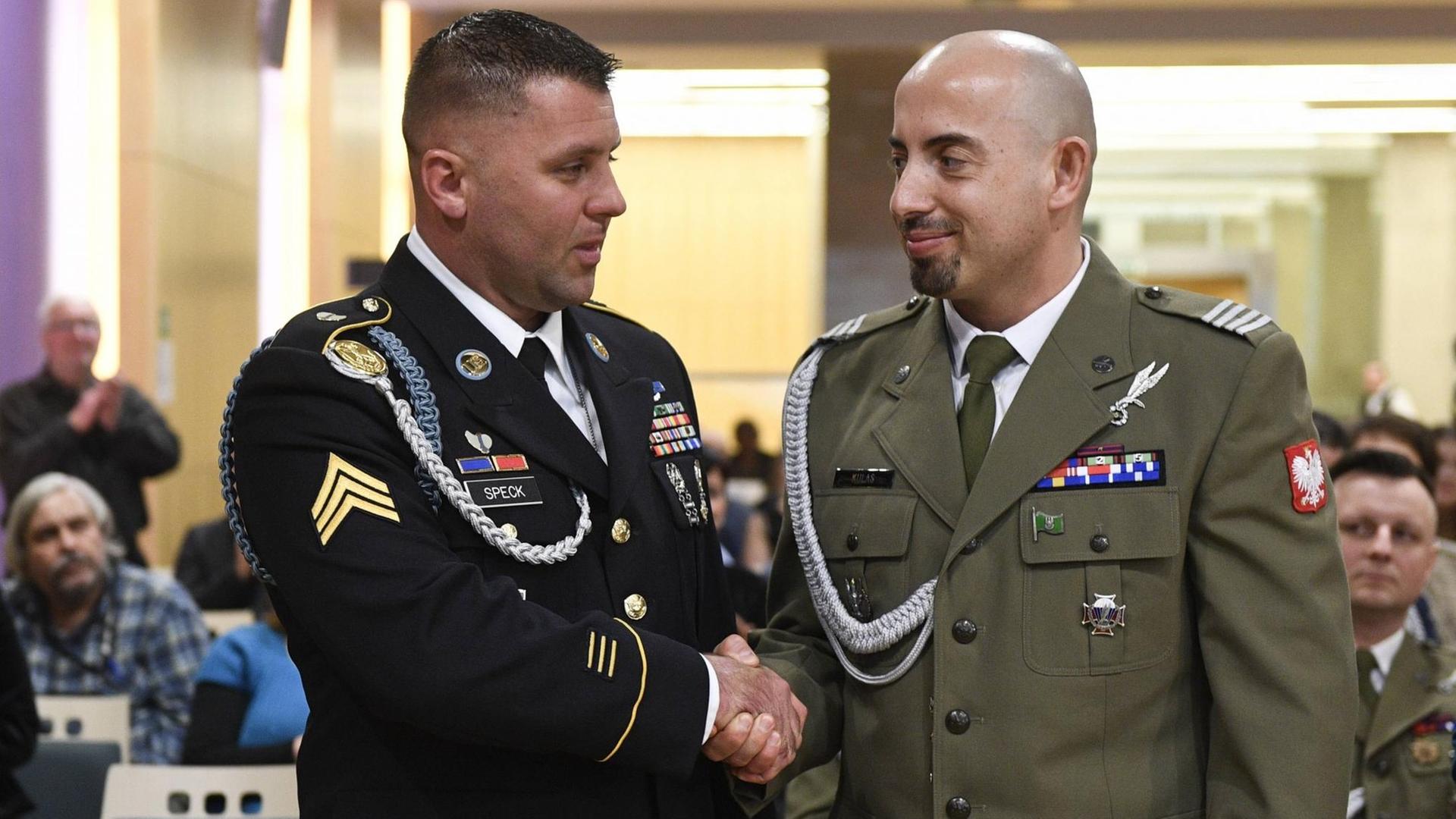 Treffen zwischen Corey Speck und Marcin Kulas in Galauniform 2019. Der US-Amerikaner hat dem Polen zehn Jahre zuvor in Afghanistan das Leben gerettet. Treffen zwischen Corey Speck und Marcin Kulas in Galauniform 2019. Der US-Amerikaner hat dem Polen zehn Jahre zuvor in Afghanistan das Leben gerettet.