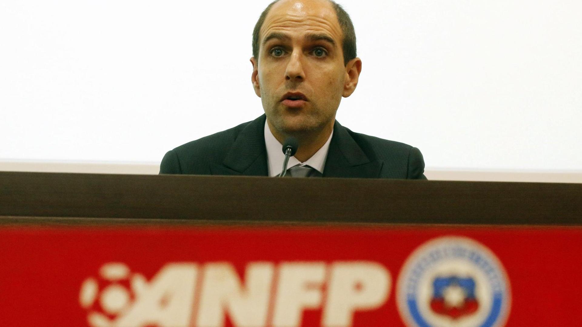 Medienberichten zufolge will Sergio Jadue nach seinem Rücktritt als Präsident des chilenischen Fußballverbandes vor der US-Justiz zum FIFA-Skandal aussagen. Medienberichten zufolge will Sergio Jadue nach seinem Rücktritt als Präsident des chilenischen Fußballverbandes vor der US-Justiz zum FIFA-Skandal aussagen.