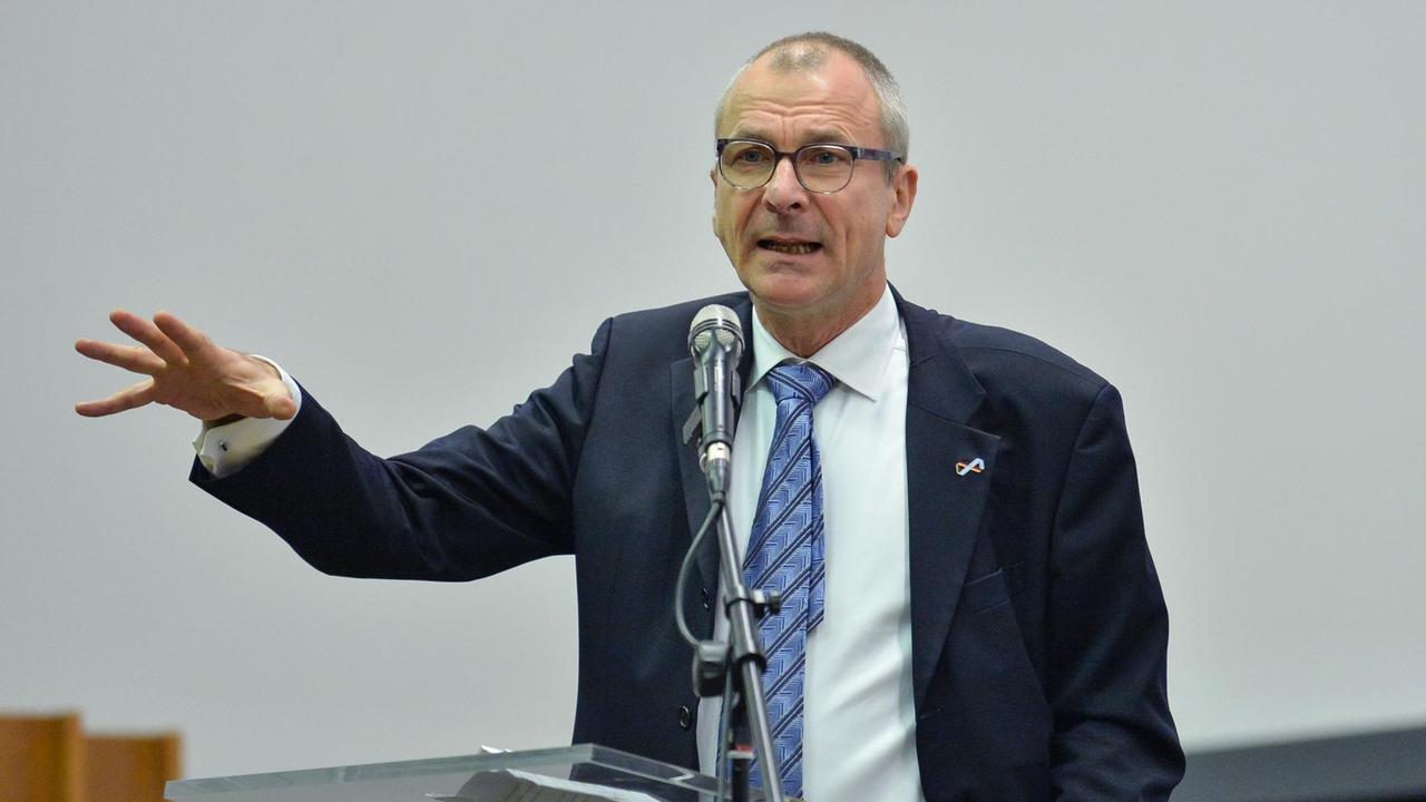 Man sieht den Grünen-Politiker Volker Beck an einem Rednerpult. Man sieht den Grünen-Politiker Volker Beck an einem Rednerpult.