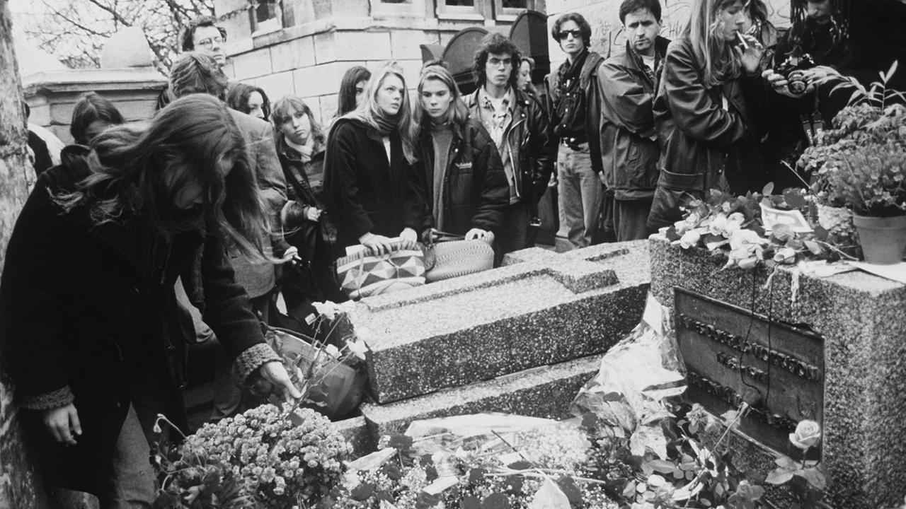 Morrisons Grab auf dem Pariser Friedhof Pere Lachaise. Morrisons Grab auf dem Pariser Friedhof Pere Lachaise.