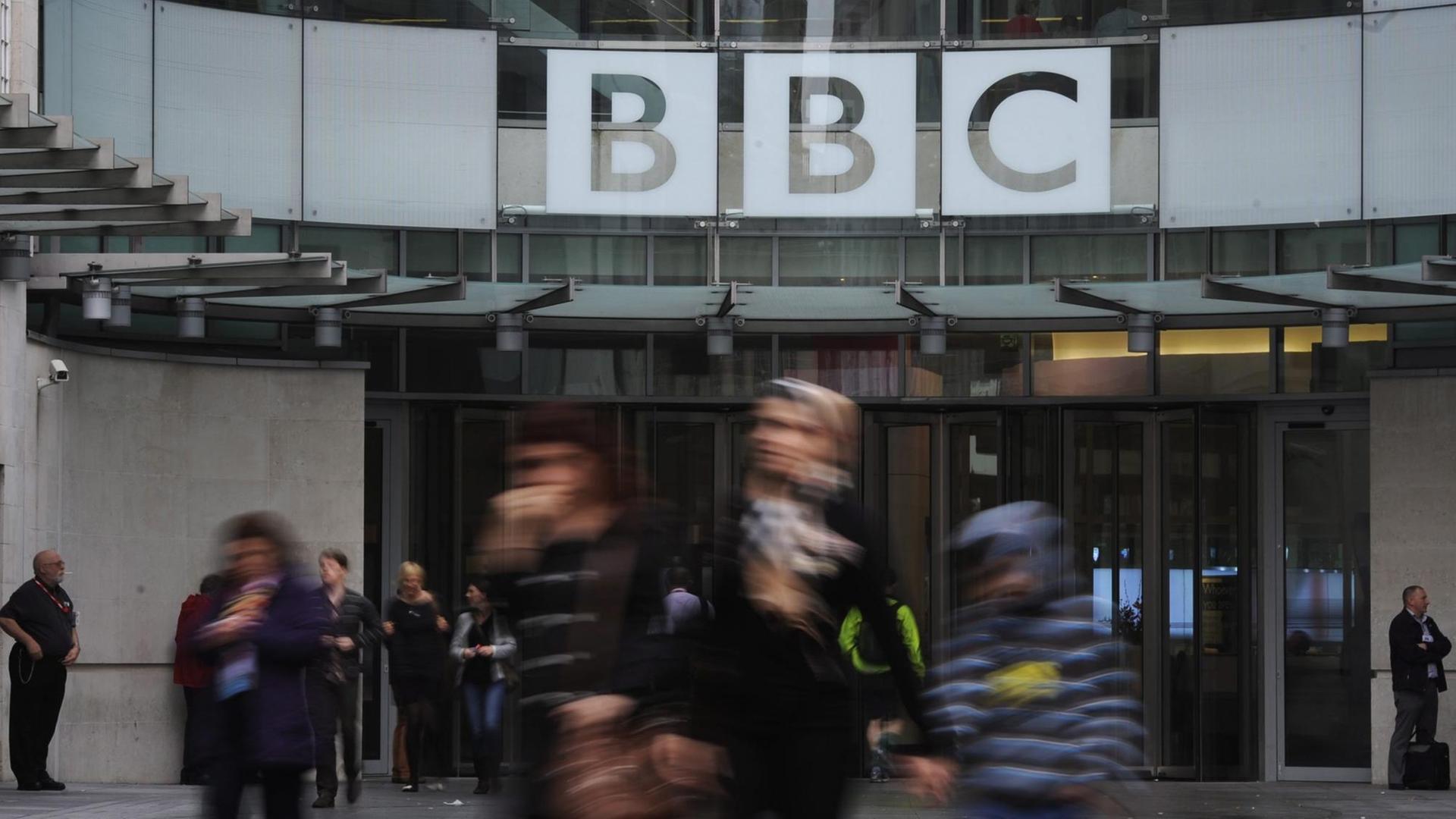 Fußgänger vor dem BBC-Gebäude in London Fußgänger vor dem BBC-Gebäude in London