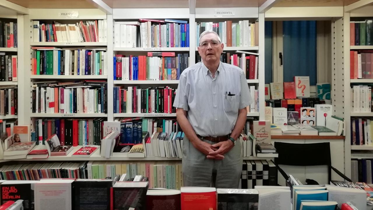 Ignacio Latierro in seiner Buchhandlung Lagun. Ignacio Latierro in seiner Buchhandlung Lagun.